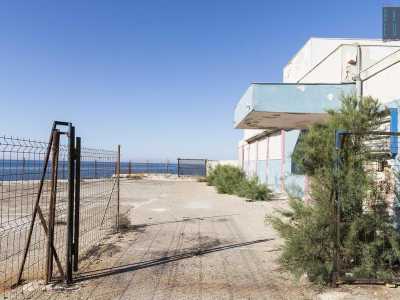 In realt� non c�� nessun agente a controllare e accedere al lido � facilissimo...
